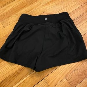 Black lulu high rise shorts size 6
